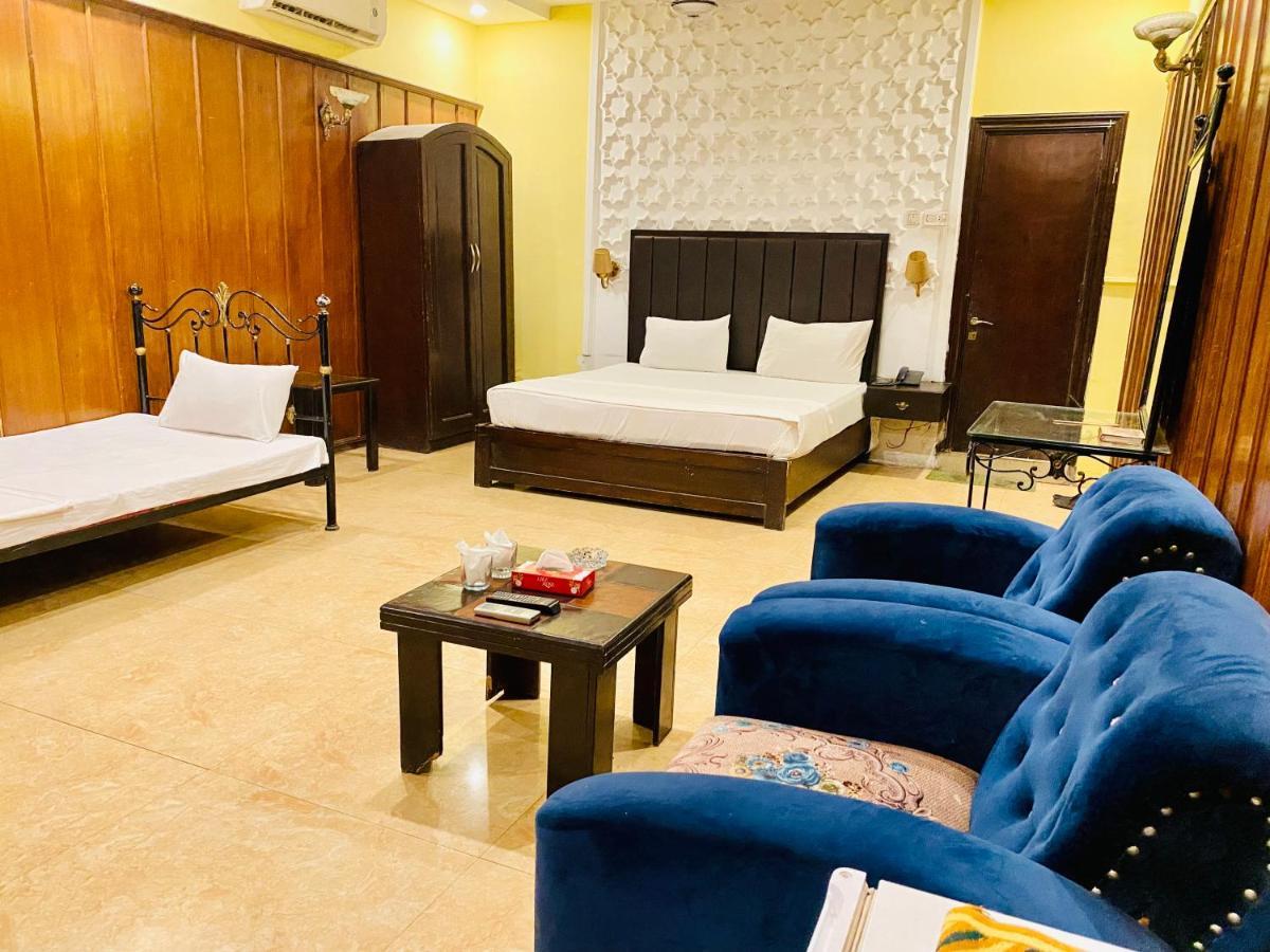 Hotel Royal One ムルターン エクステリア 写真