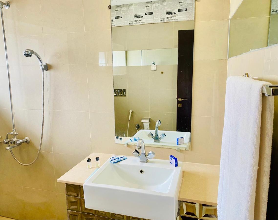 Hotel Royal One ムルターン エクステリア 写真